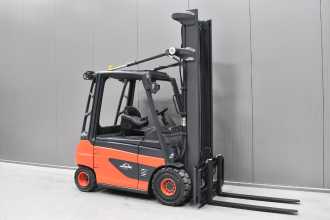Muletto usato LINDE E 30 - 01 /57265/ ELEKTRO VIERRADFRONTSTAPLER (13034984) backdrop