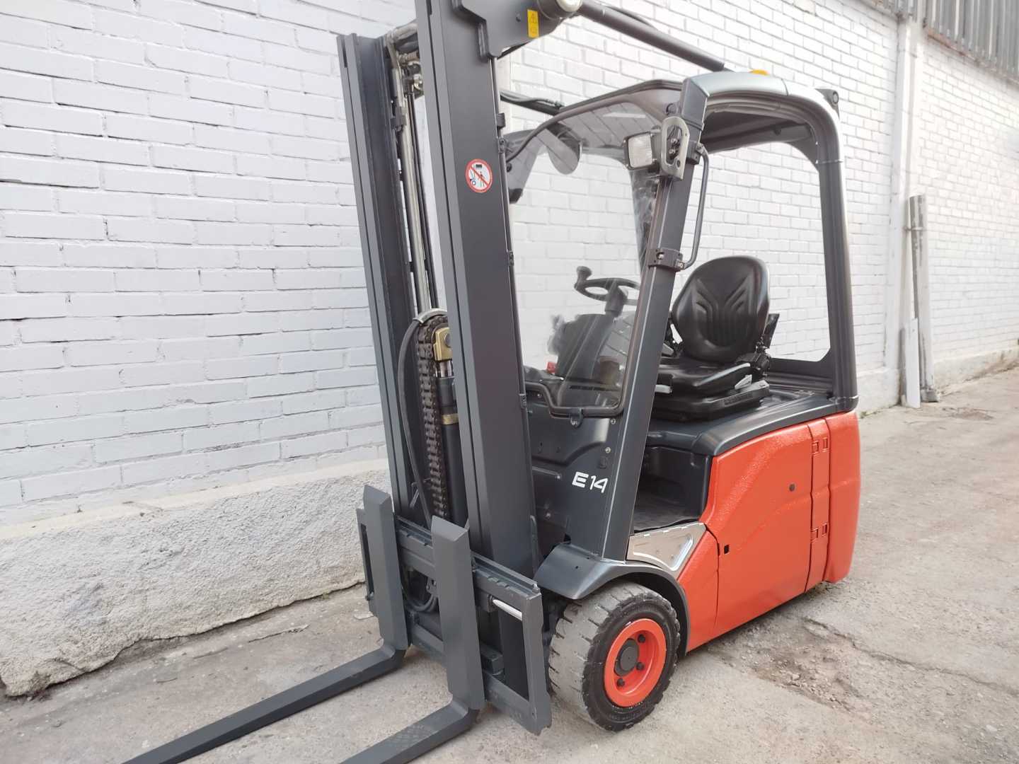 Muletto usato LINDE E14-01 ELEKTRO DREIRADFRONTSTAPLER (13046481)