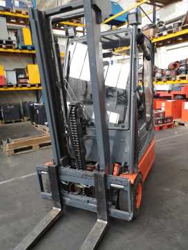 Muletto usato LINDE E14-02 ELEKTRO DREIRADFRONTSTAPLER (12793904)