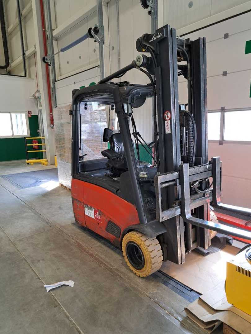 Muletto usato LINDE E16-01 ELEKTRO DREIRADFRONTSTAPLER (13058433)