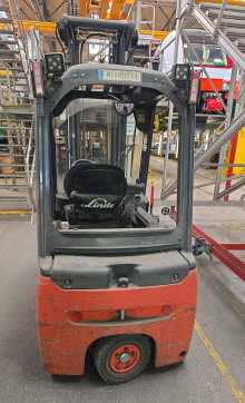 Muletto usato LINDE E18L-01 ELEKTRO DREIRADFRONTSTAPLER (13055638)