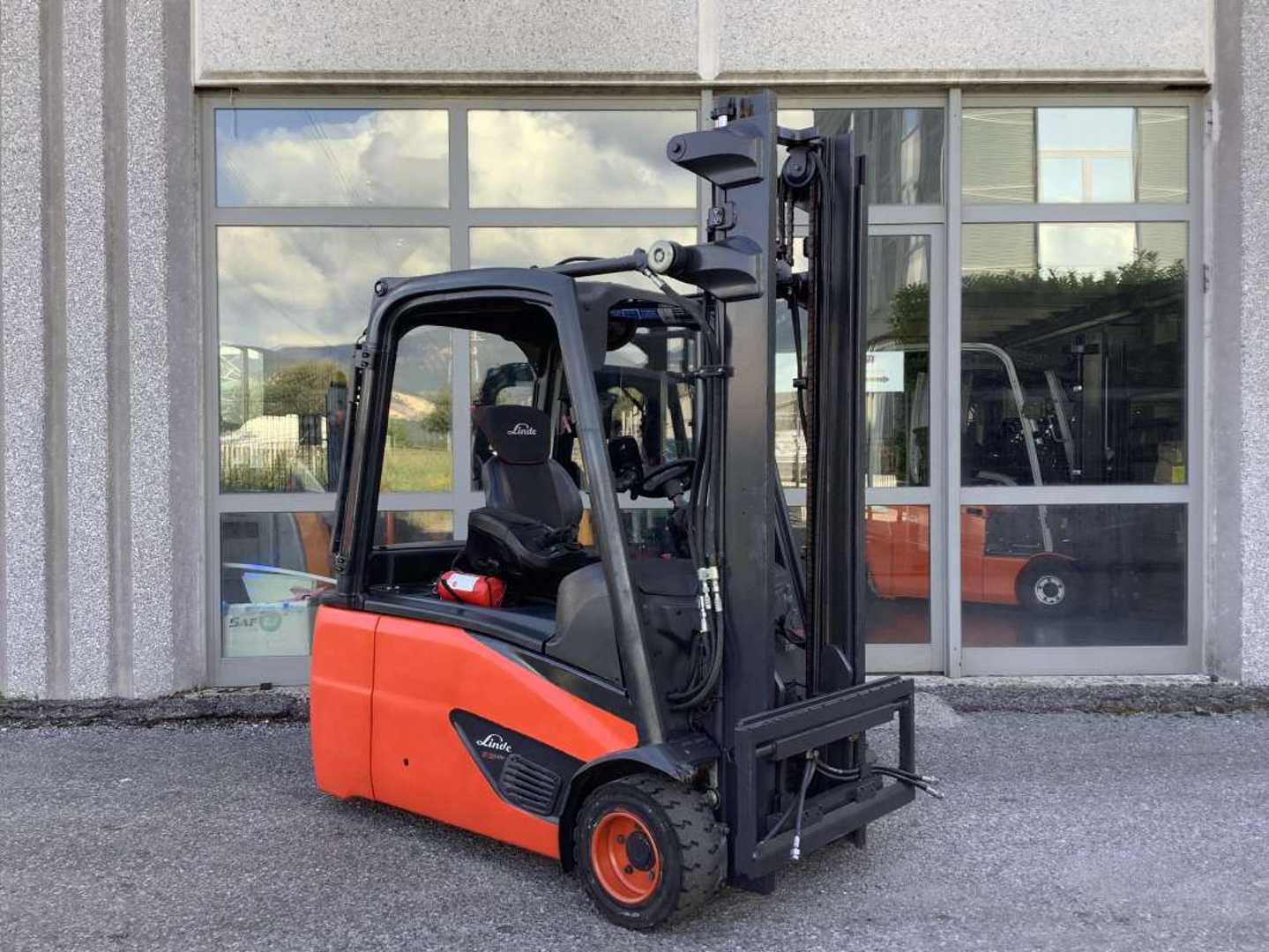 Muletto usato LINDE E18L-02 ELEKTRO DREIRADFRONTSTAPLER (13069350)