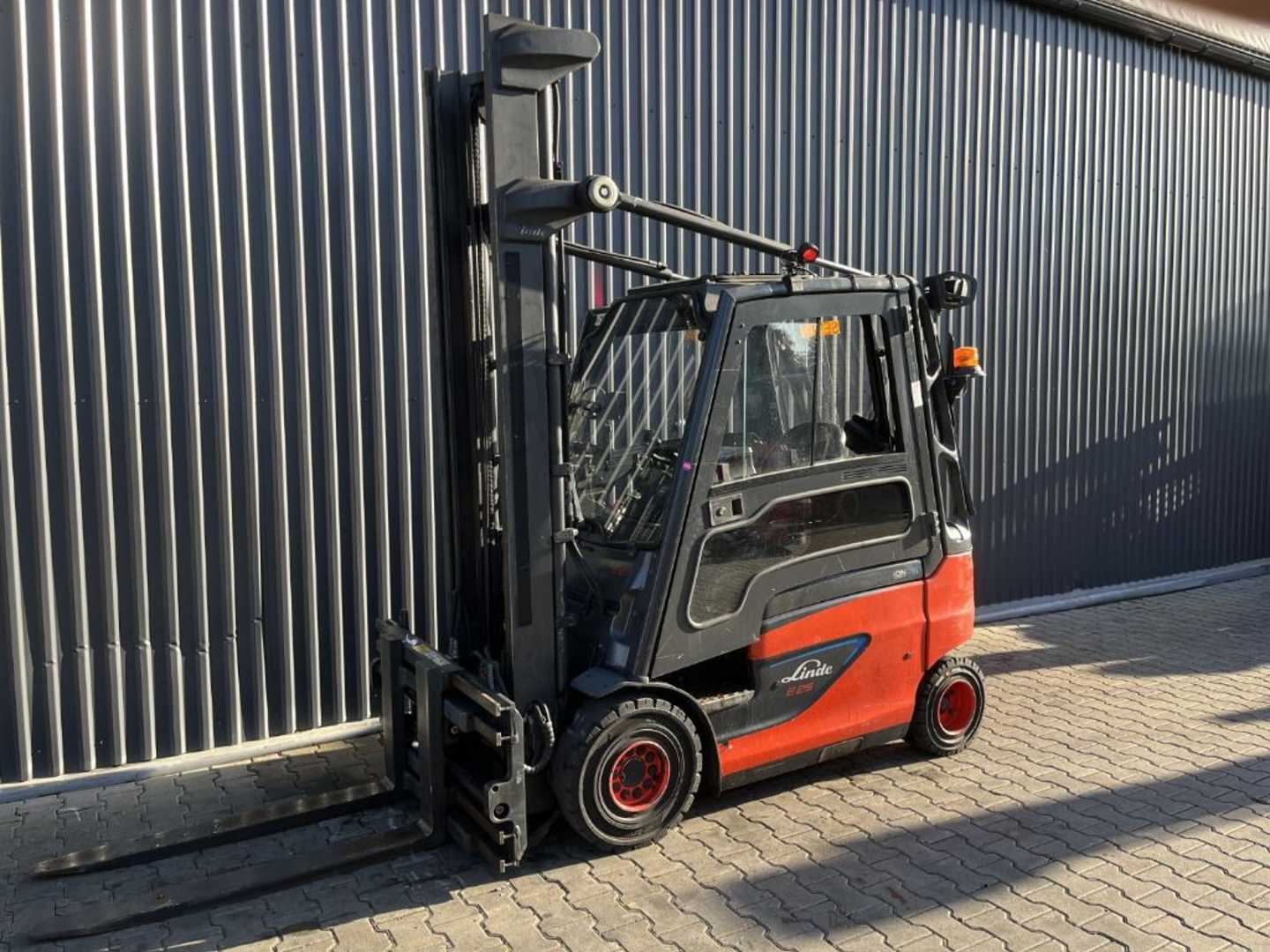 Muletto usato LINDE E25-01 ELEKTRO VIERRADFRONTSTAPLER (13075955)
