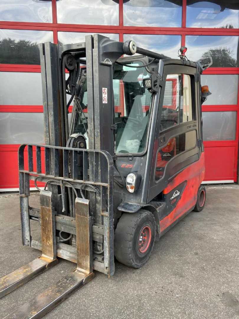 Muletto usato LINDE E25L-01 ELEKTRO VIERRADFRONTSTAPLER (13074826)