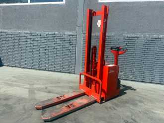 Muletto usato LINDE L 12 Baujahr 1995 Akku 2005 Ladegerät Integriert ELEKTRO HOCHHUBWAGENDEICHSEL (13055405) backdrop