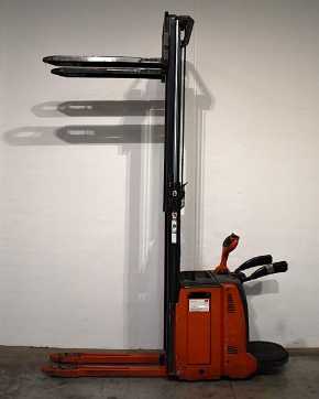 Muletto usato LINDE L 12 L AP 133 ELEKTRO HOCHHUBWAGENFAHRERSTAND (12953779)