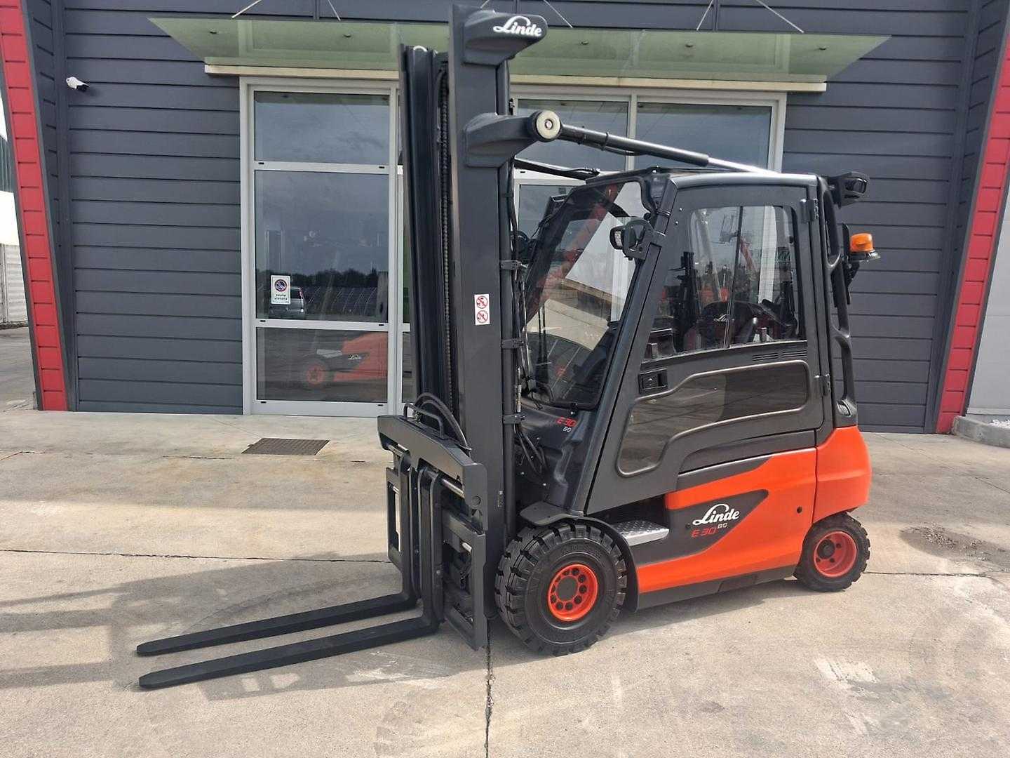 Muletto usato LINDE e 30 ELEKTRO VIERRADFRONTSTAPLER (13064825)