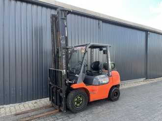 Muletto usato TOYOTA 7FGF30 GAS VIERRADFRONTSTAPLER (13060534) backdrop