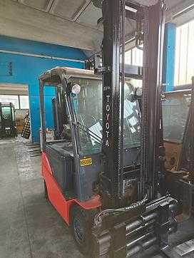 Muletto usato TOYOTA 8FBMKT20 ELEKTRO VIERRADFRONTSTAPLER (12945706) backdrop