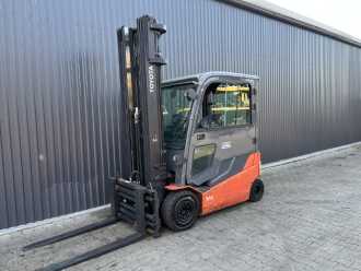 Muletto usato TOYOTA 8FBMT25 ELEKTRO VIERRADFRONTSTAPLER (13071991) backdrop