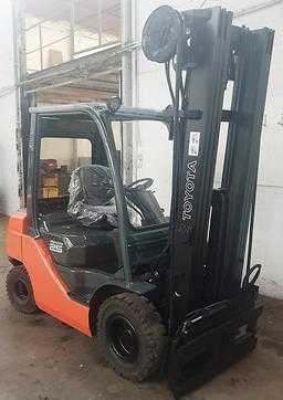 Muletto usato TOYOTA 8FDF25 DIESEL VIERRADFRONTSTAPLER (12399681) backdrop