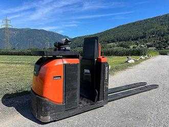 Muletto usato TOYOTA 8L0P25P - 2400mm ELEKTRO NIEDERHUBWAGENFAHRERSTAND (13057524) backdrop