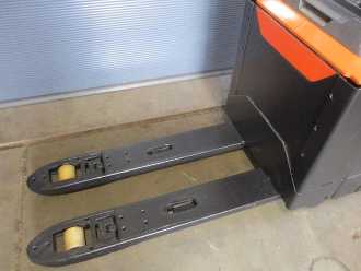 Muletto usato TOYOTA LPE200 ELEKTRO NIEDERHUBWAGENFAHRERSTAND (13075564)