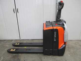 Muletto usato TOYOTA LPE220 ELEKTRO NIEDERHUBWAGENFAHRERSTAND (13071608) backdrop