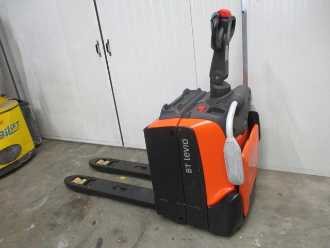 Muletto usato TOYOTA LPE220 ELEKTRO NIEDERHUBWAGENFAHRERSTAND (13071608)