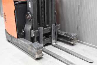 Muletto usato TOYOTA RRE 140 H /50990/ ELEKTRO SCHUBMASTSTAPLER (12988963)