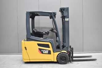 Použité vysokozdvižné vozíky CATERPILLAR 2ET4000 /56582/ ELEKTRO DREIRADFRONTSTAPLER (13042928)