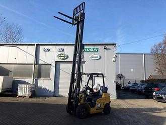 Použité vysokozdvižné vozíky CATERPILLAR CAT GP25N GAS VIERRADFRONTSTAPLER (13065251)