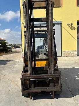 Použité vysokozdvižné vozíky CATERPILLAR DP25 DIESEL VIERRADFRONTSTAPLER (13074113) backdrop