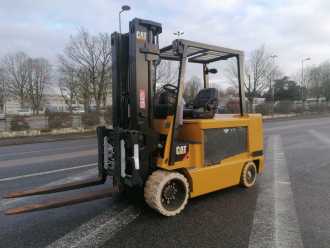 Použité vysokozdvižné vozíky CATERPILLAR EC55N ELEKTRO VIERRADFRONTSTAPLER (12438026)