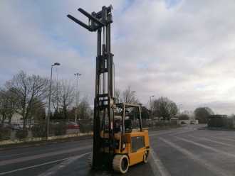 Použité vysokozdvižné vozíky CATERPILLAR EC55N ELEKTRO VIERRADFRONTSTAPLER (12438026)