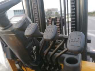 Použité vysokozdvižné vozíky CATERPILLAR EC55N ELEKTRO VIERRADFRONTSTAPLER (12438026)