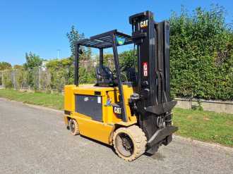 Použité vysokozdvižné vozíky CATERPILLAR EC55N ELEKTRO VIERRADFRONTSTAPLER (12438026)