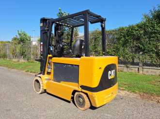 Použité vysokozdvižné vozíky CATERPILLAR EC55N ELEKTRO VIERRADFRONTSTAPLER (12438026)