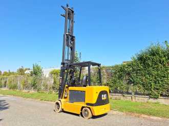 Použité vysokozdvižné vozíky CATERPILLAR EC55N ELEKTRO VIERRADFRONTSTAPLER (12438026)