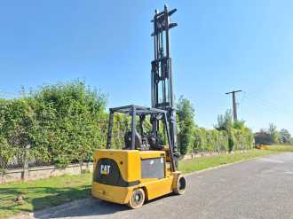 Použité vysokozdvižné vozíky CATERPILLAR EC55N ELEKTRO VIERRADFRONTSTAPLER (12438026)