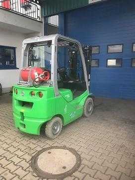 Použité vysokozdvižné vozíky CESAB M318GV GAS VIERRADFRONTSTAPLER (12887509) backdrop