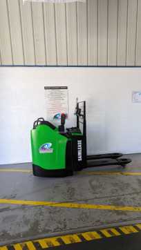 Použité vysokozdvižné vozíky CESAB transpalette conducteur port� debout ELEKTRO NIEDERHUBWAGENFAHRERSITZ (13029267) backdrop