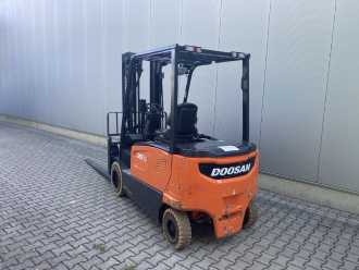 Použité vysokozdvižné vozíky DOOSAN B35X-7 ELEKTRO VIERRADFRONTSTAPLER (13061014) backdrop