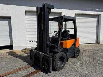 Použité vysokozdvižné vozíky DOOSAN D30G DIESEL VIERRADFRONTSTAPLER (13032762) backdrop