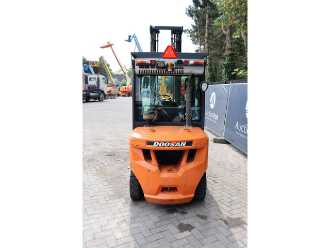 Použité vysokozdvižné vozíky DOOSAN D35C-7 DIESEL VIERRADFRONTSTAPLER (13060368)