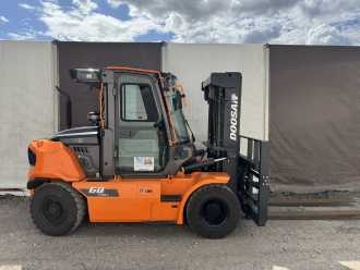 Použité vysokozdvižné vozíky DOOSAN D60S-9 DIESEL VIERRADFRONTSTAPLER (12983175) backdrop