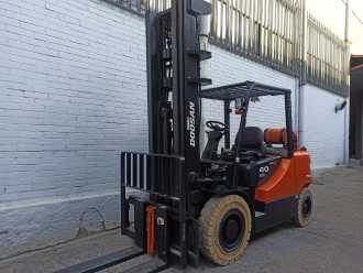Použité vysokozdvižné vozíky DOOSAN G40SC-5 GAS VIERRADFRONTSTAPLER (13040259) backdrop