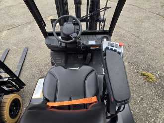 Použité vysokozdvižné vozíky HANGCHA CPDS20-XCY2G-SI ELEKTRO DREIRADFRONTSTAPLER (13009665)