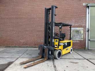 Použité vysokozdvižné vozíky HYUNDAI 30BH-7 ELEKTRO VIERRADFRONTSTAPLER (13072497)