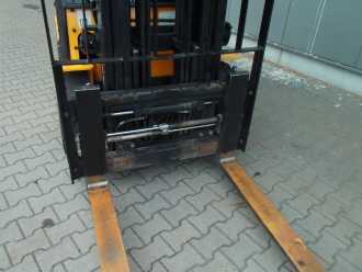 Použité vysokozdvižné vozíky HYUNDAI 30L-7A GAS VIERRADFRONTSTAPLER (13074625)
