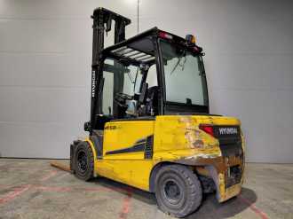Použité vysokozdvižné vozíky HYUNDAI 45B9 ELEKTRO VIERRADFRONTSTAPLER (13048329) backdrop