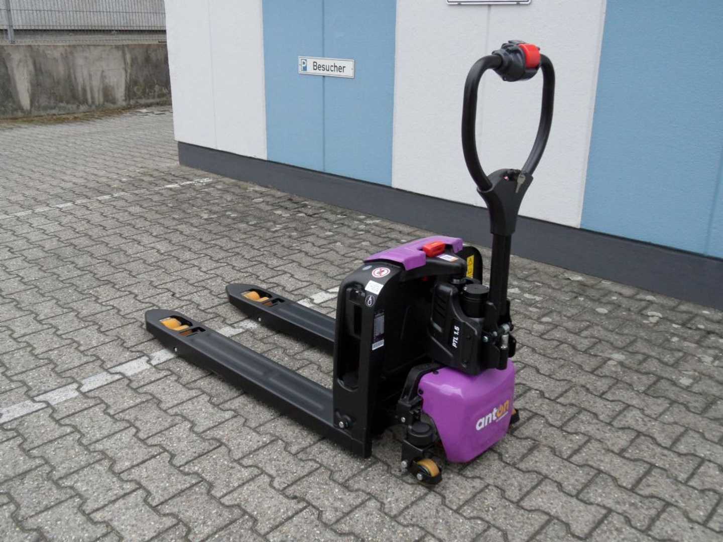 Použité vysokozdvižné vozíky JUNGHEINRICH AntOn PTL 1.5 mit Stützrädern - Neugerät! ELEKTRO NIEDERHUBWAGENDEICHSEL (13022488)
