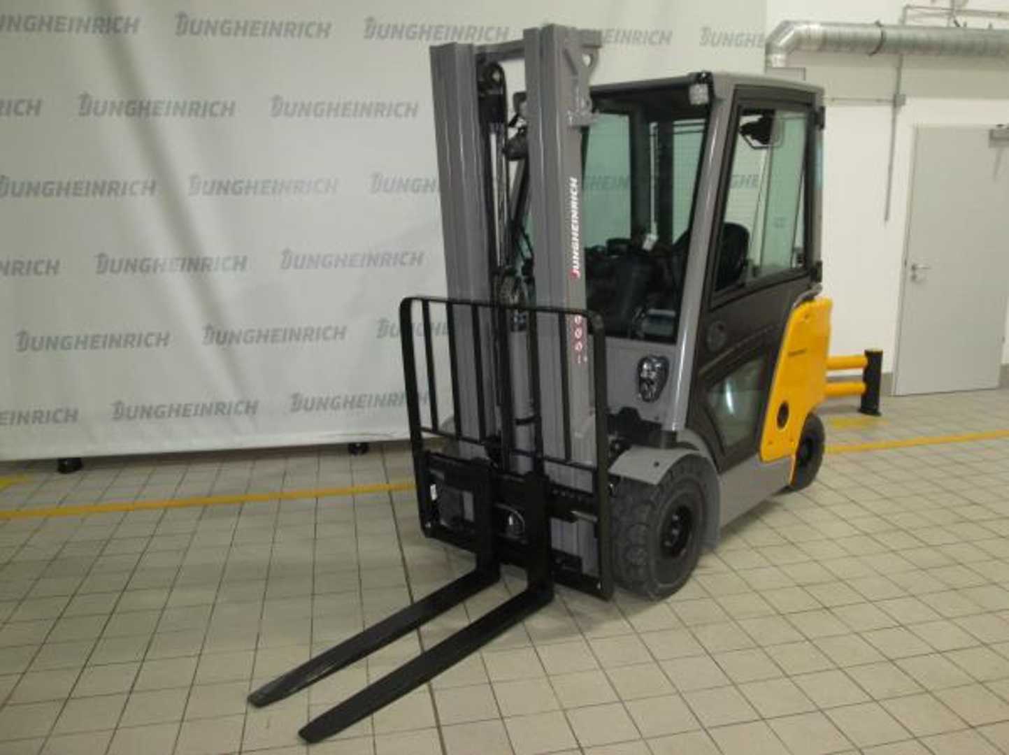 Použité vysokozdvižné vozíky JUNGHEINRICH DFG 320s SP GE 115-500 DZ DIESEL VIERRADFRONTSTAPLER (13043161)