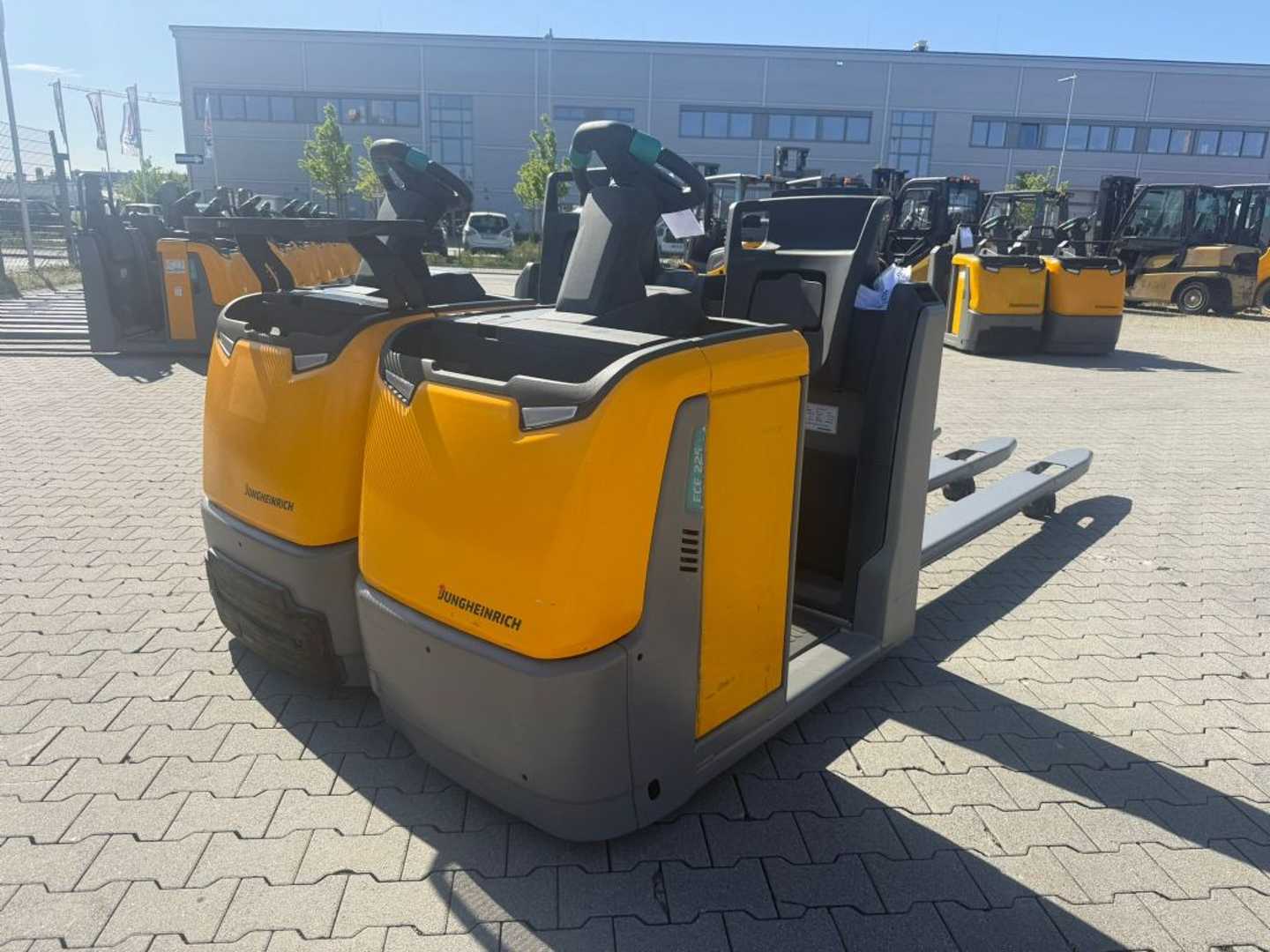 Použité vysokozdvižné vozíky JUNGHEINRICH ECE 225 Baujahr 2017 Stunden 1346 Akku 2017 ELEKTRO NIEDERHUBKOMMISSIONIERER (13039538)