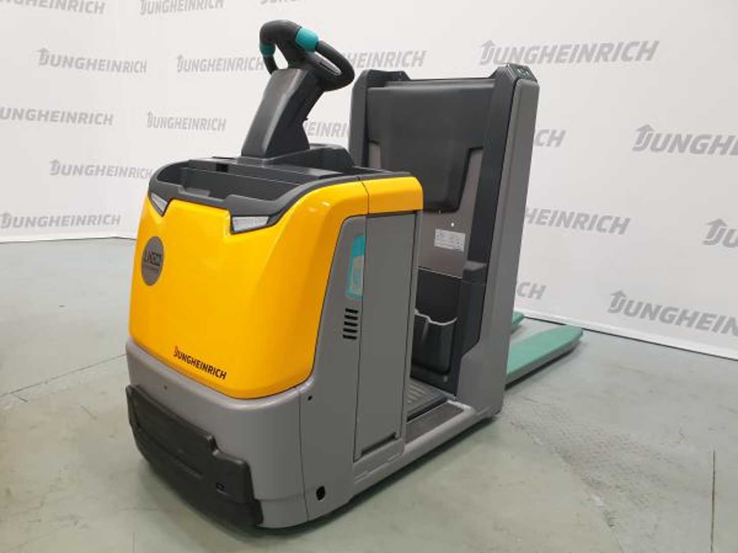 Použité vysokozdvižné vozíky JUNGHEINRICH ECE 310 Li 115-56 ELEKTRO NIEDERHUBWAGENFAHRERSTAND (13063362)