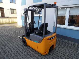 Použité vysokozdvižné vozíky JUNGHEINRICH EFG 115 - Triplex - NEUE Batterie - aufgearbeitet ELEKTRO DREIRADFRONTSTAPLER (13064900)