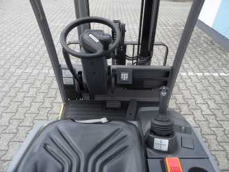 Použité vysokozdvižné vozíky JUNGHEINRICH EFG 115 - unter 2 Meter - NEUE Batterie ELEKTRO DREIRADFRONTSTAPLER (13040953)