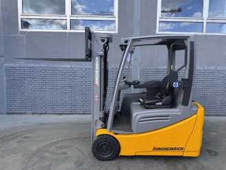 Použité vysokozdvižné vozíky JUNGHEINRICH EFG 216 Baujahr 2021 / Stunden 3196 HH 3100 ELEKTRO DREIRADFRONTSTAPLER (13067052)