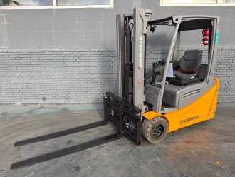 Použité vysokozdvižné vozíky JUNGHEINRICH EFG 218 Baujahr 2020 / Stunden 10722 HH 3100 ELEKTRO DREIRADFRONTSTAPLER (13004653)