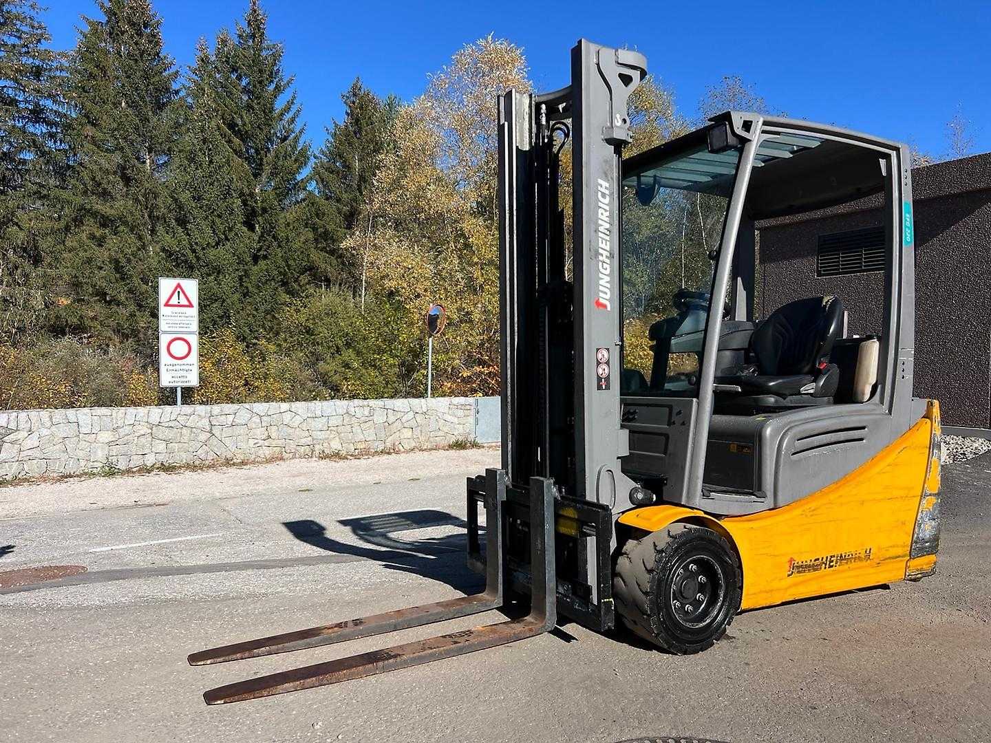 Použité vysokozdvižné vozíky JUNGHEINRICH EFG 220 - 330ZZ ELEKTRO DREIRADFRONTSTAPLER (13076945)